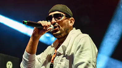 Haftbefehl (Aykut Anhan), hier 2017 mit Kappe und Sonnenbrille am Mikro, ist ein deutscher Rapper türkisch-zazaisch-kurdischer Abstammung. - Foto: IMAGO / Eibner