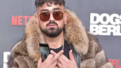 Haftbefehl im Pelzmantel bei der Premiere von Dogs of Berlin. - Foto: IMAGO / Photopress Müller Haftbefehl im Pelzmantel bei der Premiere von Dogs of Berlin. - Foto: IMAGO / Photopress Müller
