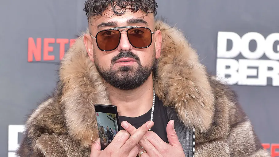 Haftbefehl nimmt sich erstmal Zeit für sich. Haftbefehl im Pelzmantel bei der Premiere von Dogs of Berlin.
