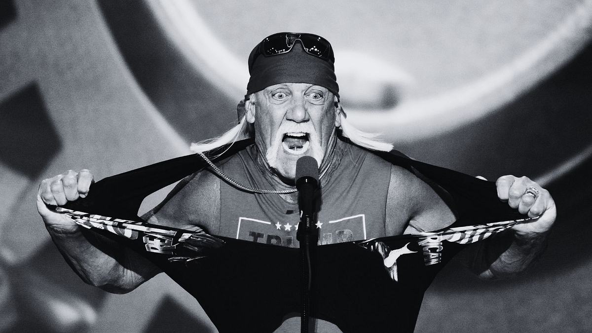 Hulk Hogan zerreißt sein Shirt, darunter befindet sich ein „Trump“-Tanktop