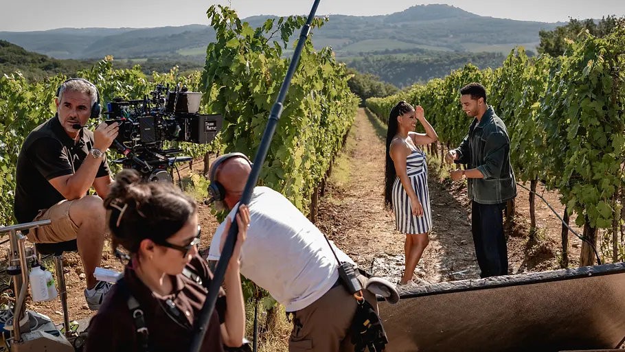Halle Bailey, Regé-Jean Page (rechts) und Regisseurin Kat Coiro (links unten) am Set von „You, Me & Italy“.