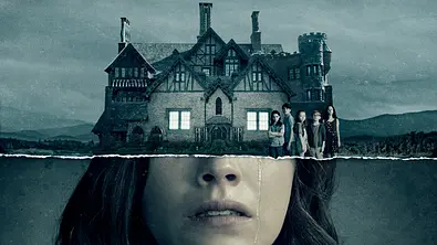Ein Riss teilt zwei Bilder in der Mitte. Oben sehen wir ein altes Haus und vier Menschen, unten die Nase, Haare und den Mund einer unbekannten Frau. - Foto: Netflix