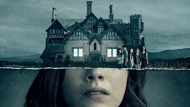 Ein Riss teilt zwei Bilder in der Mitte. Oben sehen wir ein altes Haus und vier Menschen, unten die Nase, Haare und den Mund einer unbekannten Frau. - Foto: Netflix Ein Riss teilt zwei Bilder in der Mitte. Oben sehen wir ein altes Haus und vier Menschen, unten die Nase, Haare und den Mund einer unbekannten Frau. - Foto: Netflix