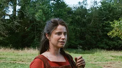 Jessie Buckley in einer Szene als Agnes. - Foto:  IMAGO / Landmark Media