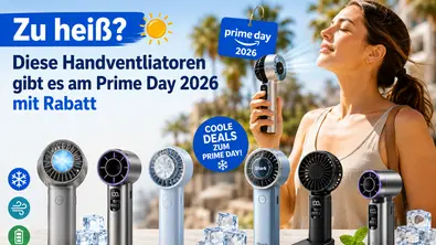 Werbegrafik zum Prime Day 2026 mit mehreren Handventilatoren in verschiedenen Farben, Eiswürfeln und Icons zu Akkulaufzeit, USB-C-Ladung und kompakt‑leichtem Design. Rechts hält eine Frau im Freien einen Handventilator, daneben steht der Text „Zu heiß? Diese Handventilatoren gibt es am Prime Day 2026 mit Rabatt“. - Foto: tvmovie / mit KI erstellt