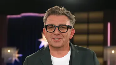 Hans Sigl blickt in die Kamera, er spricht gerade. - Foto: IMAGO / Horst Galuschka