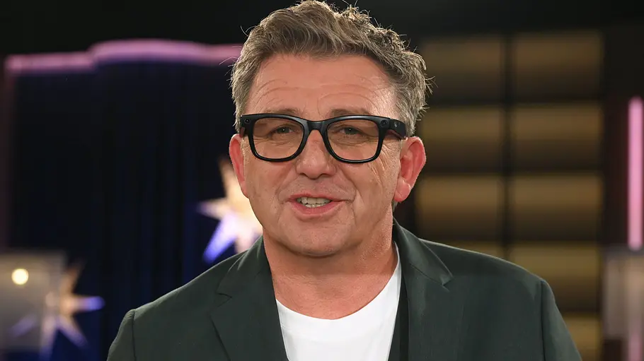 Hans Sigl Hans Sigl blickt in die Kamera, er spricht gerade.