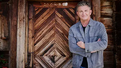 Hans Sigl schaut lächelnd in die Kamera - Foto: ZDF / Christian Kaufmann Fotografie