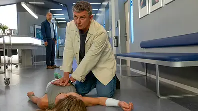 Dr. Martin Gruber belebt eine zusammengebrochene Patientin mit einer Herzdruckmassage wieder. - Foto: © ZDF/Erika Hauri