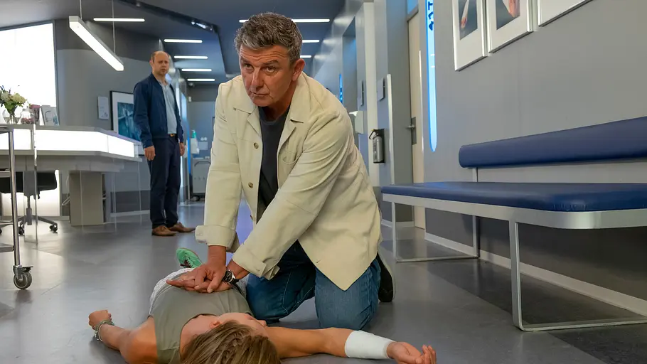 Hans Sigl setzt sich wieder mit Leidenschaft für seine Patienten ein. Dr. Martin Gruber belebt eine zusammengebrochene Patientin mit einer Herzdruckmassage wieder.