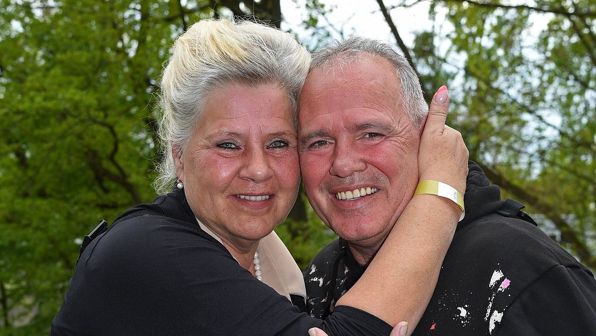 Harald Elsenbast, Silvia Wollny Freund, bezieht Stellung! Silvia Wollny umarmt ihren langjährigen Lebensgefährten Harald Elsenbast – beide lächeln in die Kamera.