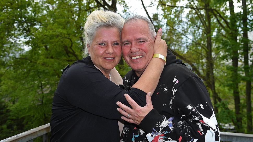 Links Silvia Wollny, umarmt ihren langjährigen Lebensgefährten Harald Elsenbast – beide lächeln in die Kamera.   - Foto: IMAGO / Gartner