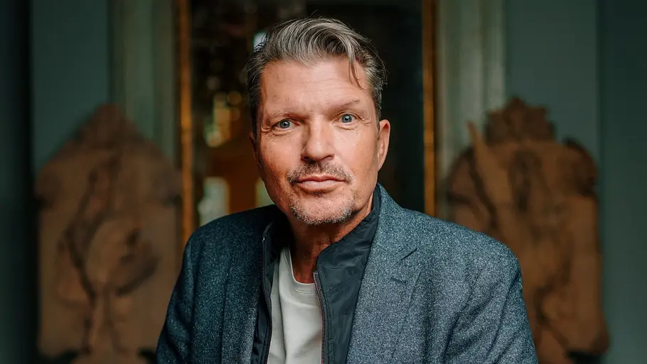 Hardy Krüger jr. ist Schauspieler. Hardy Krüger jr. lehnt sich auf einem Stuhl ab.