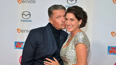Hardy Krüger küsst seine Frau Alice auf dem roten Teppich - Foto: IMAGO / Photopress Müller