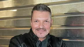 Hardy Krüger jr. bei der Abreise zur RTL-Sendung Ich bin ein Star – Holt mich hier raus . - Foto: IMAGO / BOBO Hardy Krüger jr. bei der Abreise zur RTL-Sendung Ich bin ein Star – Holt mich hier raus . - Foto: IMAGO / BOBO