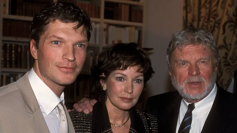 Hardy Krüger Todesursache 2001: Schauspieler Hardy Krüger mit Ehefrau Anita und Sohn Hardy Krüger Junior anlässlich einer Ordensverleihung in Berlin.