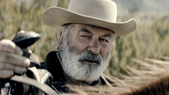 Harland Rust steht neben seinem Pferd und hält den Sattel fest. - Foto: © 2025 RUST MOVIE PRODUCTIONS LLC, ALL RIGHTS RESERVED