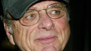 Harris Yulin blickt zur Seite - Foto: IMAGO / MediaPunch