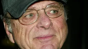 Harris Yulin blickt zur Seite - Foto: IMAGO / MediaPunch