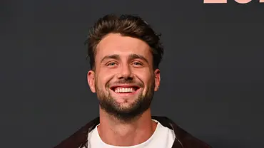 Harry Jowsey it dunklen Haaren und Bart vor einem dunkelgrauen Hintergrund. - Foto: IMAGO / AFF-USA Harry Jowsey it dunklen Haaren und Bart vor einem dunkelgrauen Hintergrund. - Foto: IMAGO / AFF-USA