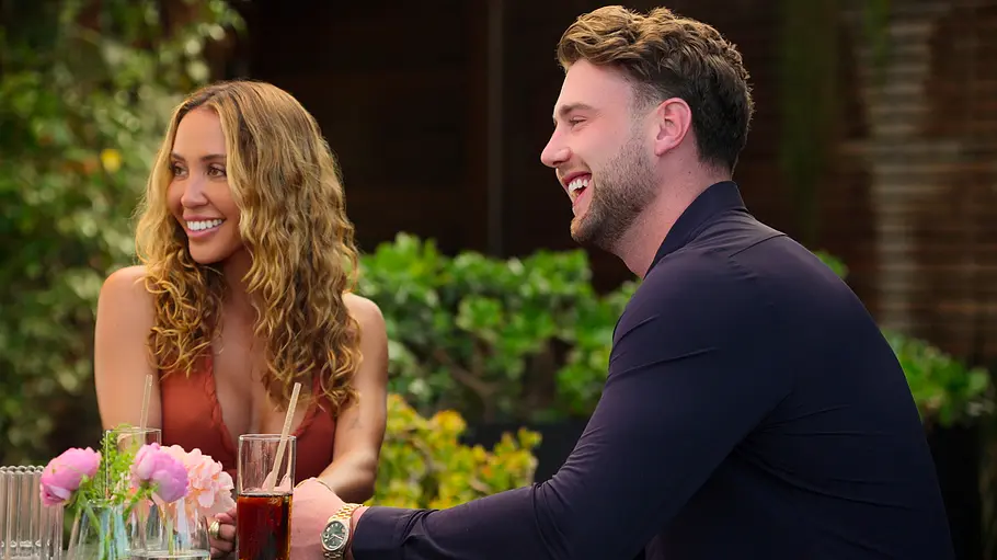 Harry Jowsey und Amber Mozo: Echte Hochzeit? Harry Jowsey und Amber Mozo händchenhaltend und glücklich.