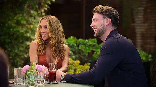 Harry Jowsey und Amber Mozo händchenhaltend und glücklich. - Foto: Netflix Harry Jowsey und Amber Mozo händchenhaltend und glücklich. - Foto: Netflix