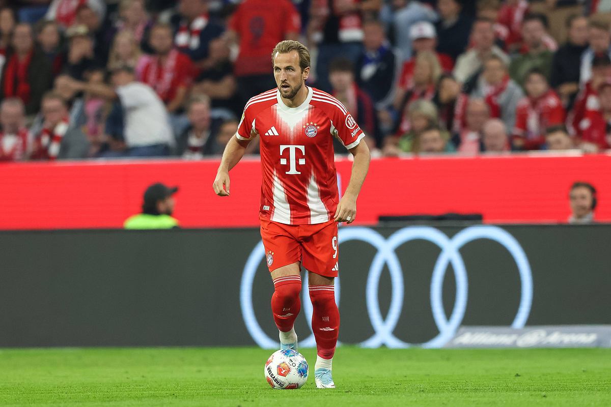 Harry Kane dribbelt mit dem Ball beim FC Bayern München