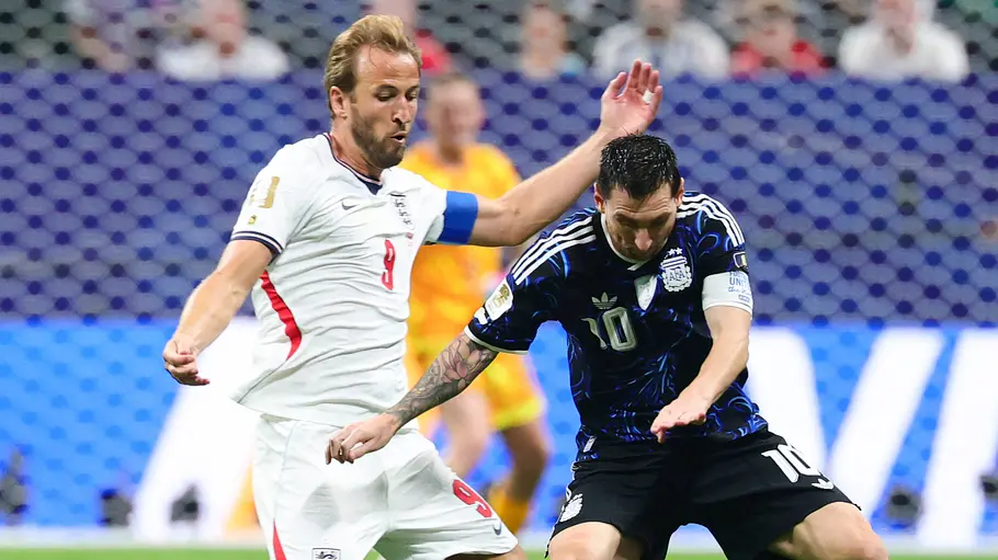 Harry Kane und Lionel Messi Harry Kane im Zweikampf mit Lionel Messi