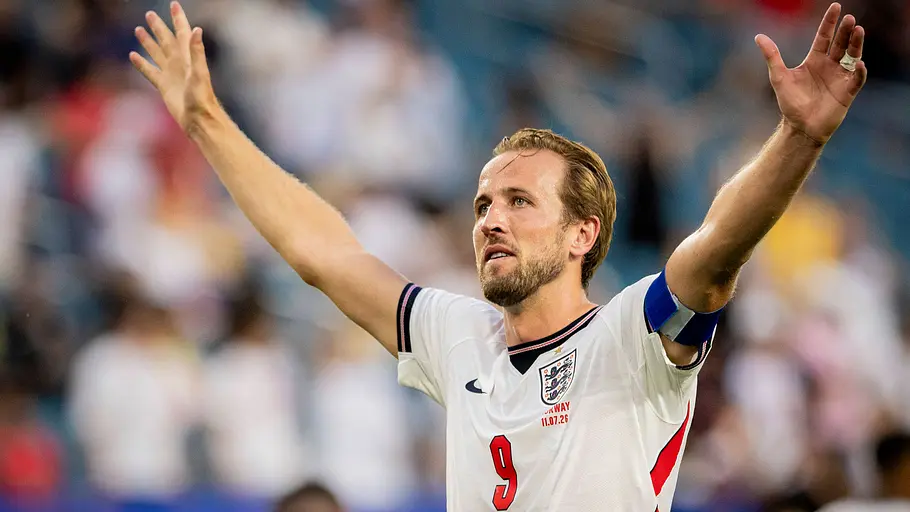 Harry Kane hat ein sensationelles Jahr hinter sich. Harry Kane hebt die Arme.