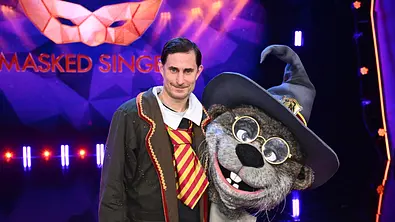 Clemens Schick neben seinem Harry Otter Kostüm bei Masked Singer - Foto: Joyn