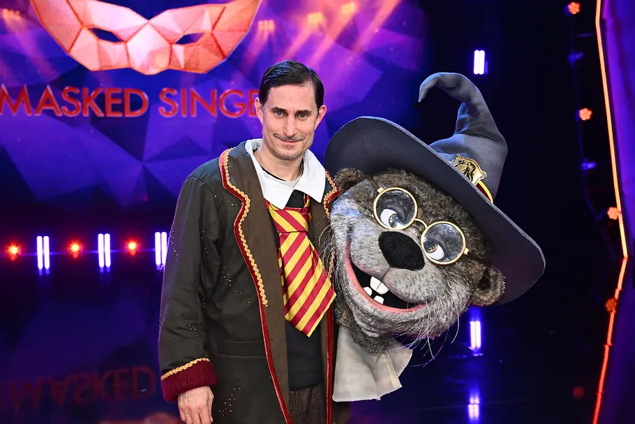 Harry Otter von The Masked Singer Staffel 12 Clemens Schick neben seinem Harry Otter Kostüm bei Masked Singer