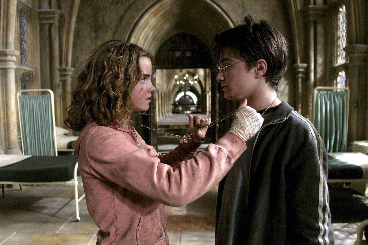 Harry und Hermine reisten gemeinsam in die Vergangenheit. Szene aus Harry Potter und der Gefangene von Askaban mit Harry und Hermine, die den Zeitumkehrer benutzen