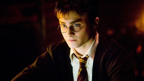 Harry Potter in seiner Schuluniform. Er schaut mit einem ernsten Blick nach vorne - Foto: Media Press