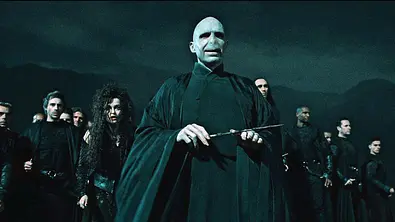 Lord Voldemort bei der Schlacht um Hogwarts. Er hält den Elderstab und ist von seinen Todessern umgeben.  - Foto: Warner Bros.