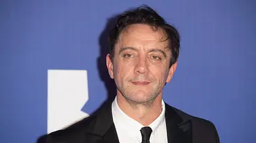 Peter Serafinowicz steht vor einer blauen Fotowand. - Foto: IMAGO / Avalon.red