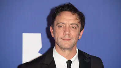 Peter Serafinowicz steht vor einer blauen Fotowand. - Foto: IMAGO / Avalon.red Peter Serafinowicz steht vor einer blauen Fotowand. - Foto: IMAGO / Avalon.red