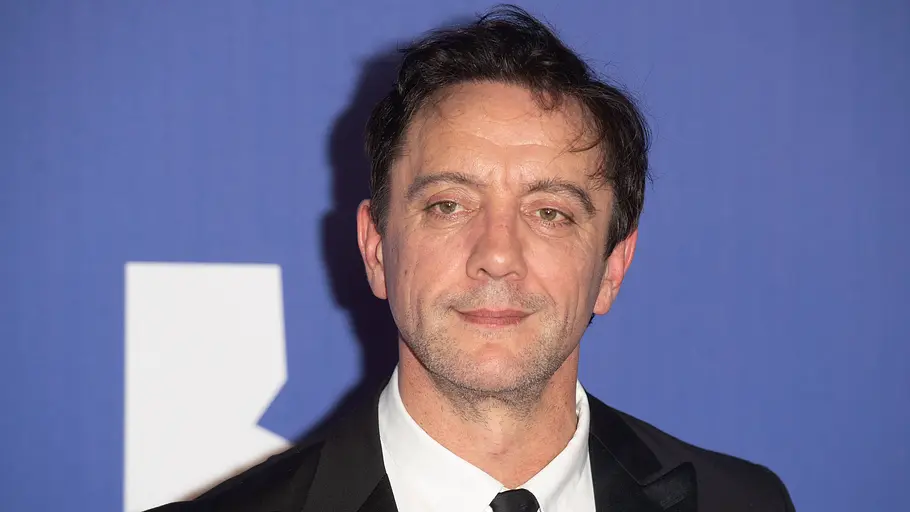 Peter Serafinowicz Peter Serafinowicz steht vor einer blauen Fotowand.