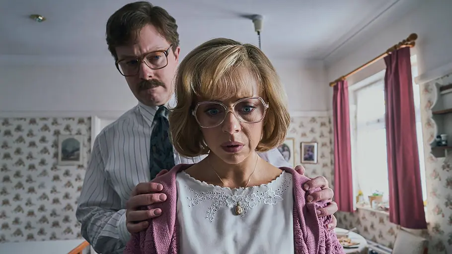 Harry Potter und der Stein der Weisen Onkel Vernon und Tante Petunia schauen schockiert einen Brief an.