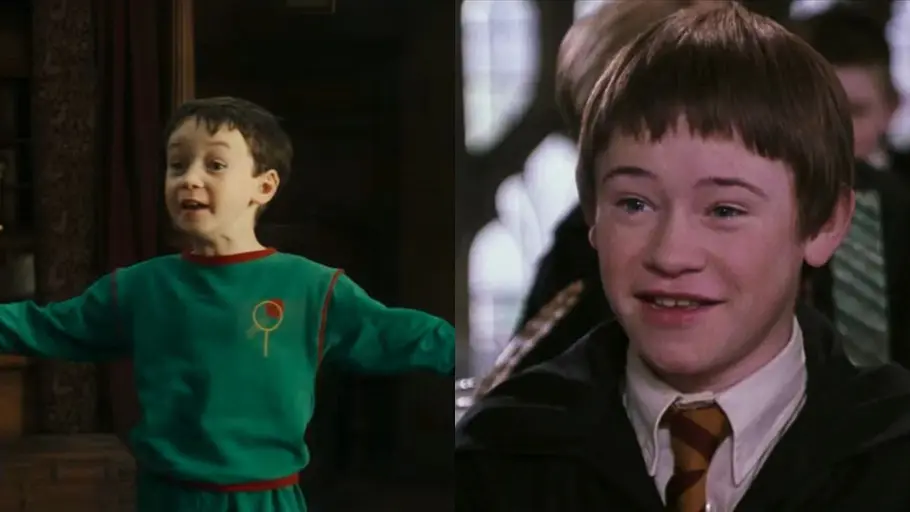 „Harry Potter“ Zwei Ansichten eines Jungen: links mit ausgebreiteten Armen im grünen Pullover, rechts in Schuluniform mit gestreifter Krawatte.