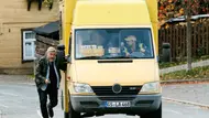 Frank Koops läuft neben einem gelben Lieferwagen her, während der Fahrer am Steuer sitzt. - Foto: ARD Degeto Film/Kai Schulz Frank Koops läuft neben einem gelben Lieferwagen her, während der Fahrer am Steuer sitzt. - Foto: ARD Degeto Film/Kai Schulz