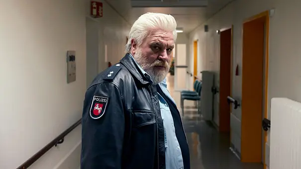 Koops (Aljoscha Stadelmann) steht in einem Krankenhaus-Flur und schaut skeptisch - Foto: ARD Degeto Film/Odeon Fiction GmbH/Kai Schulz Koops (Aljoscha Stadelmann) steht in einem Krankenhaus-Flur und schaut skeptisch - Foto: ARD Degeto Film/Odeon Fiction GmbH/Kai Schulz