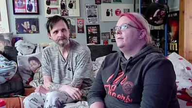 Markus und Franzi von „Hart aber herzlich“ aus Magdeburg sitzen gemeinsam auf einer Couch. - Foto: RTLZWEI / UFA SHOW & FACTUAL