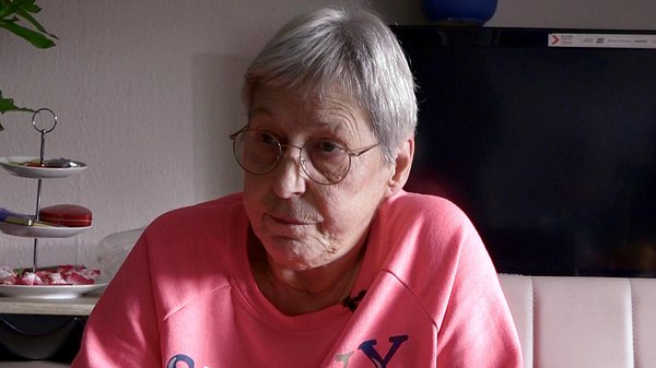 „Hartz und herzlich“-Dagmar schaut bedrückt in die Ferne - Foto: RTLZWEI