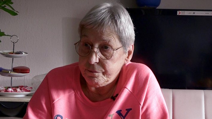 „Hartz und herzlich“-Dagmar schaut bedrückt in die Ferne - Foto: RTLZWEI