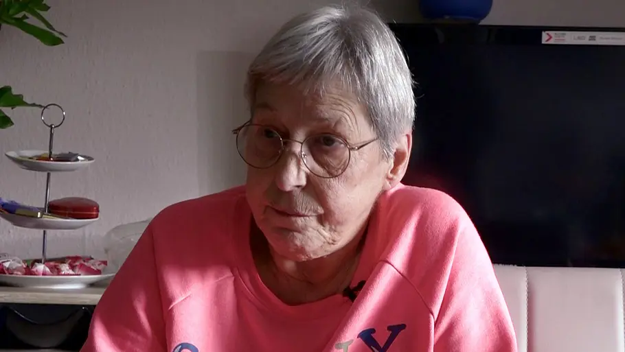 „Hartz und herzlich“-Dagmar „Hartz und herzlich“-Dagmar schaut bedrückt in die Ferne