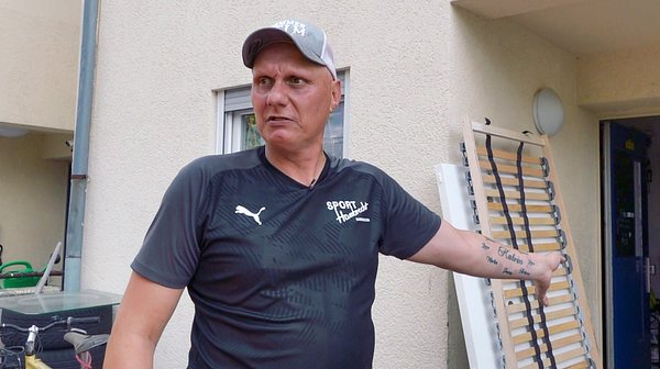 „Hartz und herzlich“-Elvis zeigt auf das kaputte Bett hinter ihm - Foto: RTLZWEI