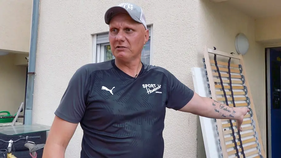 „Hartz und herzlich“-Elvis ist in Sorge „Hartz und herzlich“-Elvis zeigt auf das kaputte Bett hinter ihm