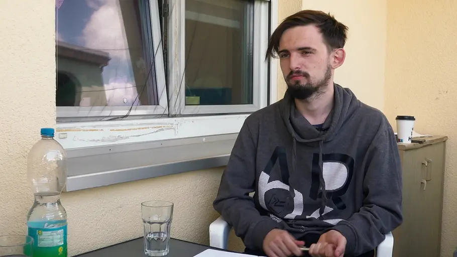 „Hartz und herzlich“: Jerrick „Hartz und herzlich“: Jerrick sitzt bedrückt am Tisch