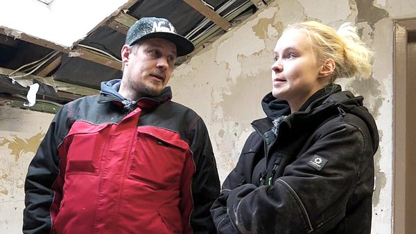 „Hartz und herzlich“-Cindy & ihr Verlobter Ossi stehen in ihrem zu renovierenden Haus - Foto: RTLZWEI