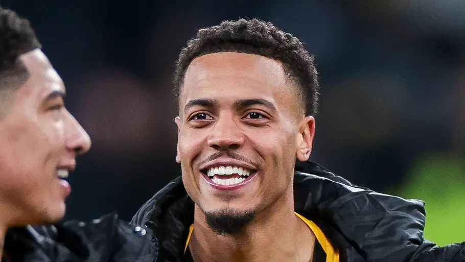 Hat Felix Nmecha eine Freundin? Felix Nmecha Anfang 2026 bei den Play-Offs Borussia Dortmund - Atalanta Bergamo mit Jobe Bellingham (ebenfalls Borussia Dortmund).